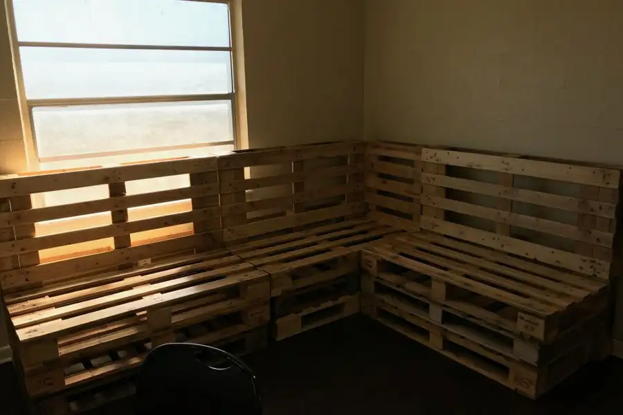 DIY pallet projects - Custom kitchen seating - WW Pallets, Inc past customer - Tampa Florida