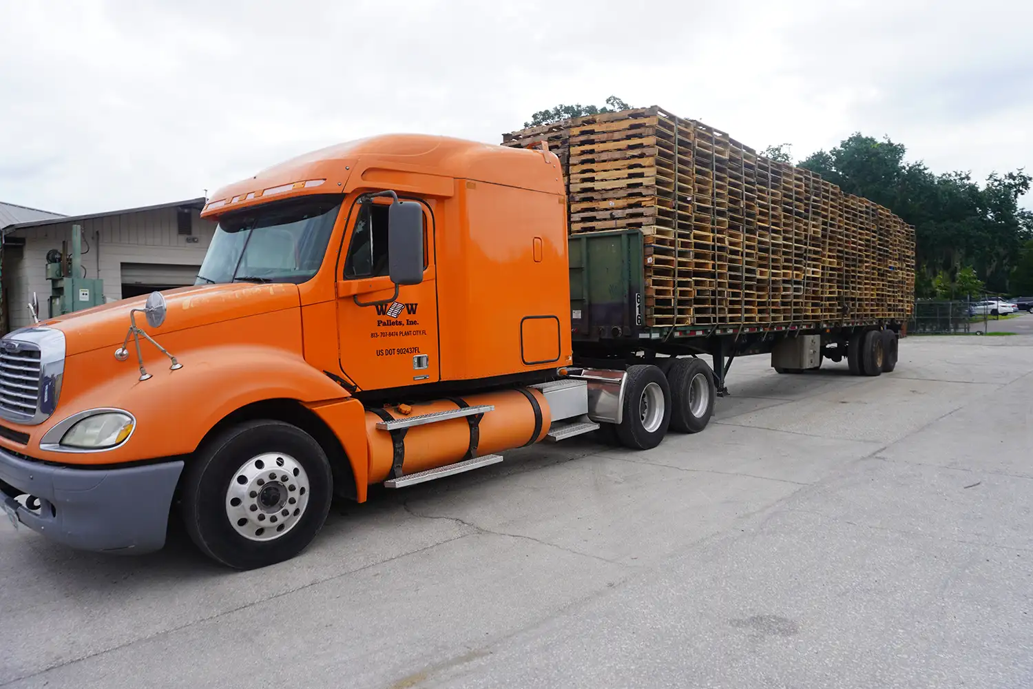 WW Pallets - Semitruck is hauling wooden pallets, pallets shipped locally - Tampa Florida